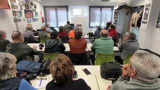 Usuarios de cinco barrios denuncian recortes en la Universidad Popular: "Hay rabia e impotencia"
