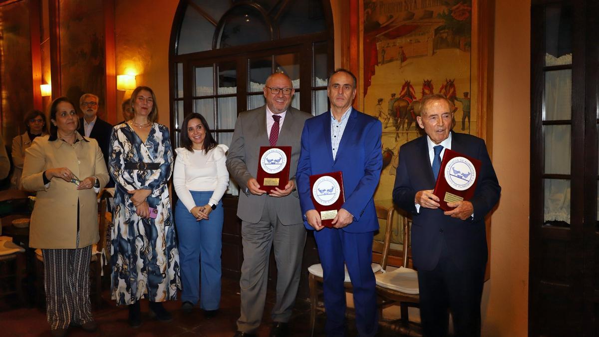 Autoridades, con los premiados por el Banco de Alimentos de Córdoba.