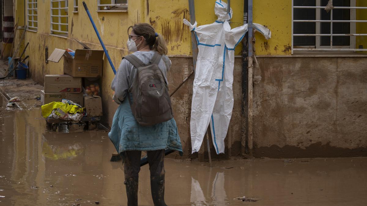 Imagen de una mujer en una de las zonas afectadas por la DANA.