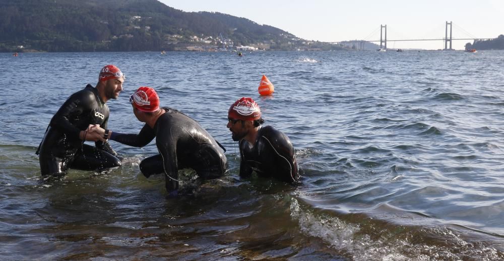 Los sesenta participantes en la travesía a nado desde las Cíes a San Simón no solo tuvieron que luchar contra sus propios límites físicos, también tuvieron que pelearse contra los elementos