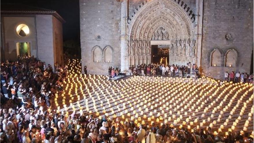 Un dels moments de la il·luminació de la basílica de Castelló d&#039;Empúries, ahir al vespre.