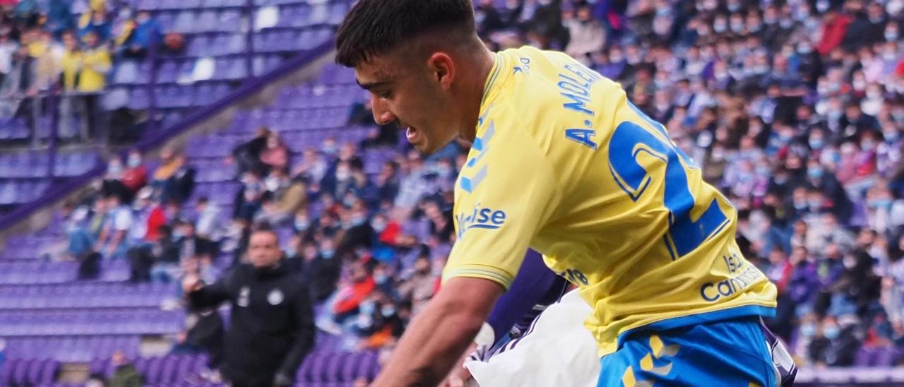 Moleiro pugna por el balón con un jugador del Valladolid.