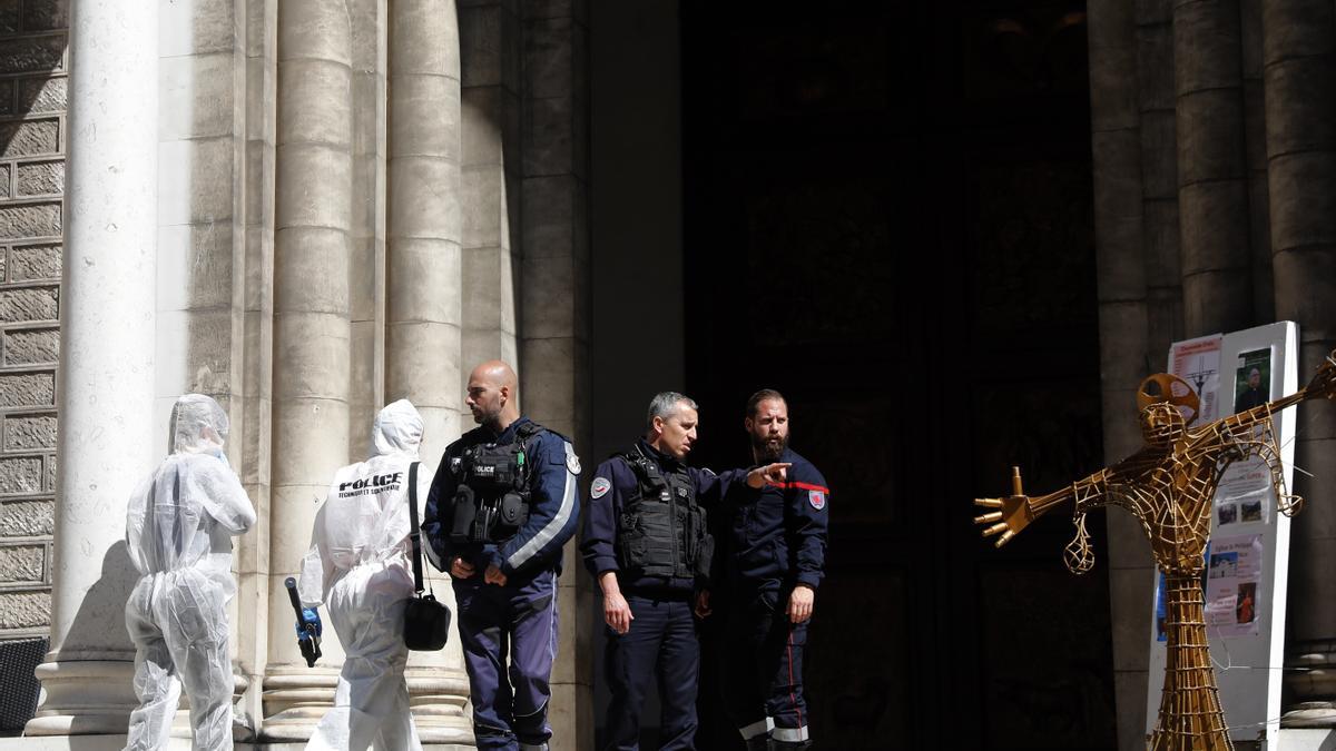 La Policía a las puertas de Saint-Pierre-d&#039;Arène.