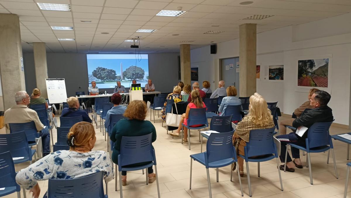 Una reunión de la asociación en el Centro Cívico Suárez Naranjo.