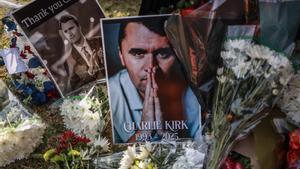 TOPSHOT - A general view of a wreath laid by mourners outside the US Embassy in Pretoria on September 11, 2025 following the fatal shooting of US youth activist and influencer Charlie Kirk while speaking during an event at Utah Valley University in Orem, Utah, United States. US youth activist and influencer Charlie Kirk, a major ally of President Donald Trump, was shot on September 10, 2025 at a US university. Kirk was speaking at an event at Utah Valley University when the attack happened. (Photo by Phill Magakoe / AFP)