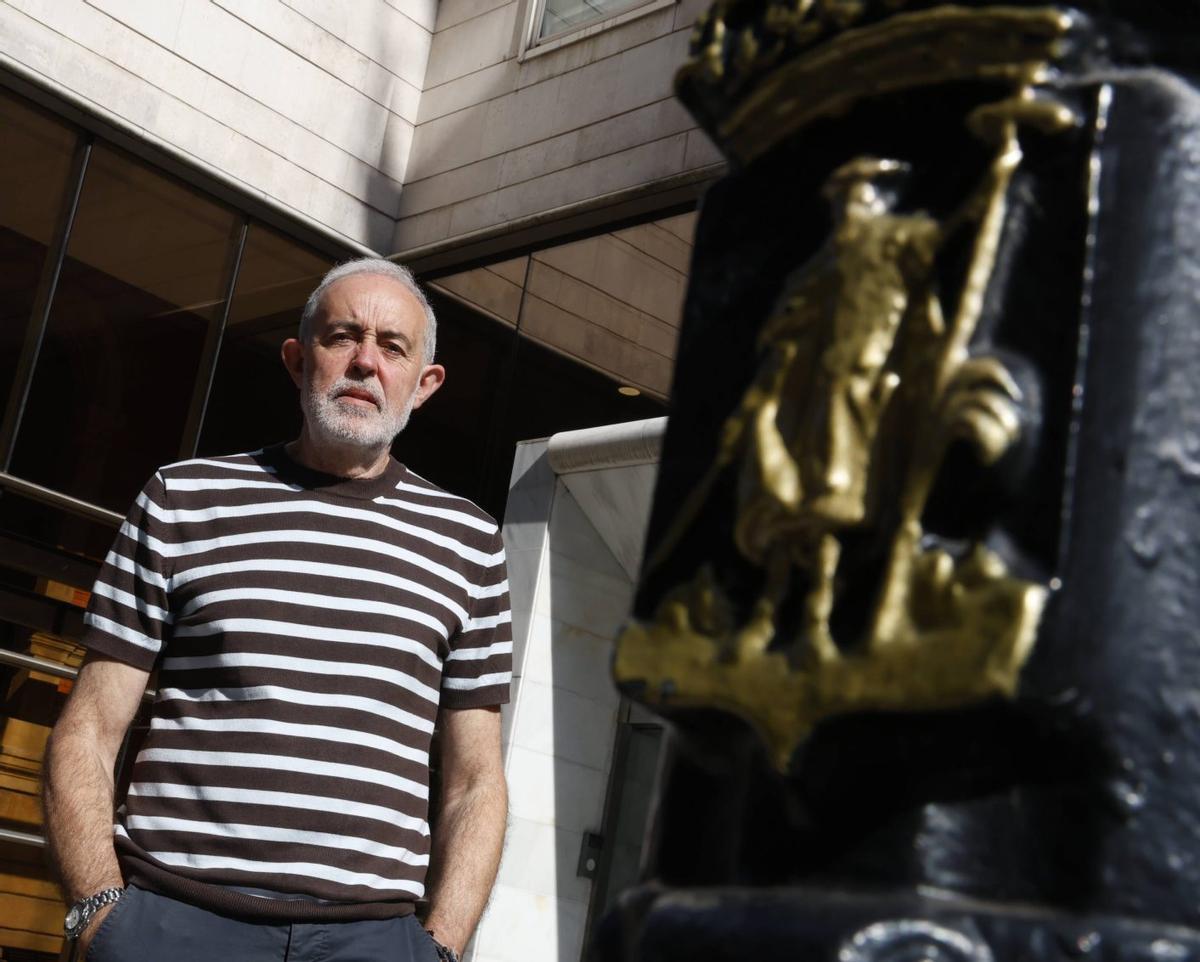 Manuel Cañete, presidente de la FAV, en la calle Uría.  | ÁNGEL GONZÁLEZ