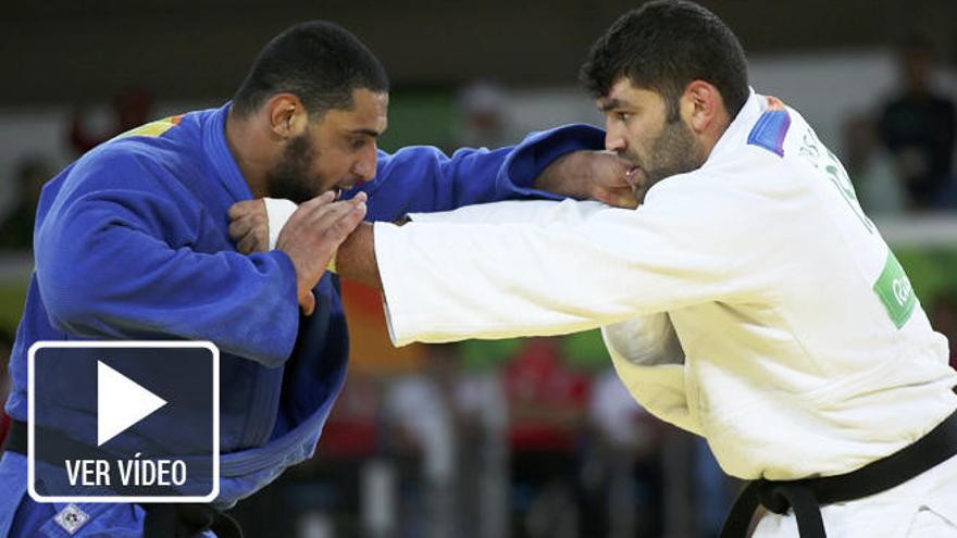 Los judocas de Egipto e Israel en pleno combate.