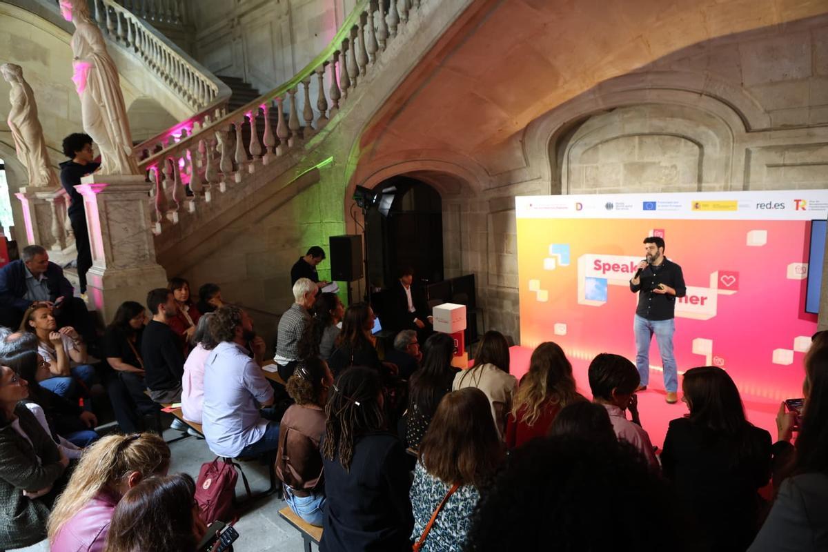 Ambiente durante el I Encuentro Internacional por los Derechos Digitales en Barcelona.