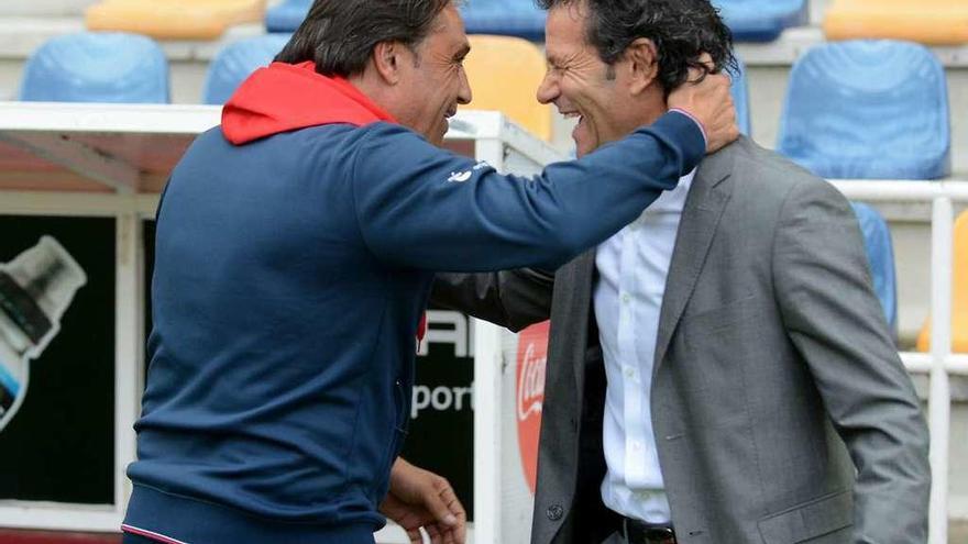 Luisito se saluda con Alfredo antes de comenzar el partido contra el Sanse en Pasarón. // Rafa Vázquez