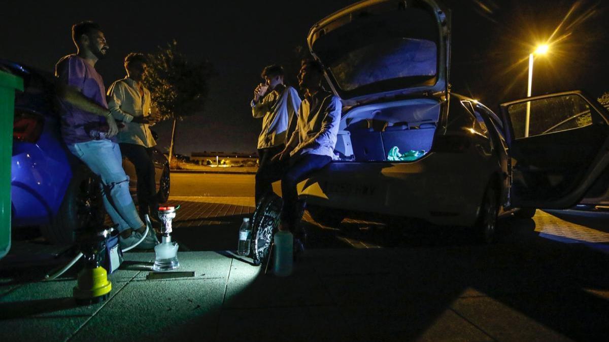 Jóvenes ante el coronavirus: botellón, pizza en El Arenal y confianza en sí mismos