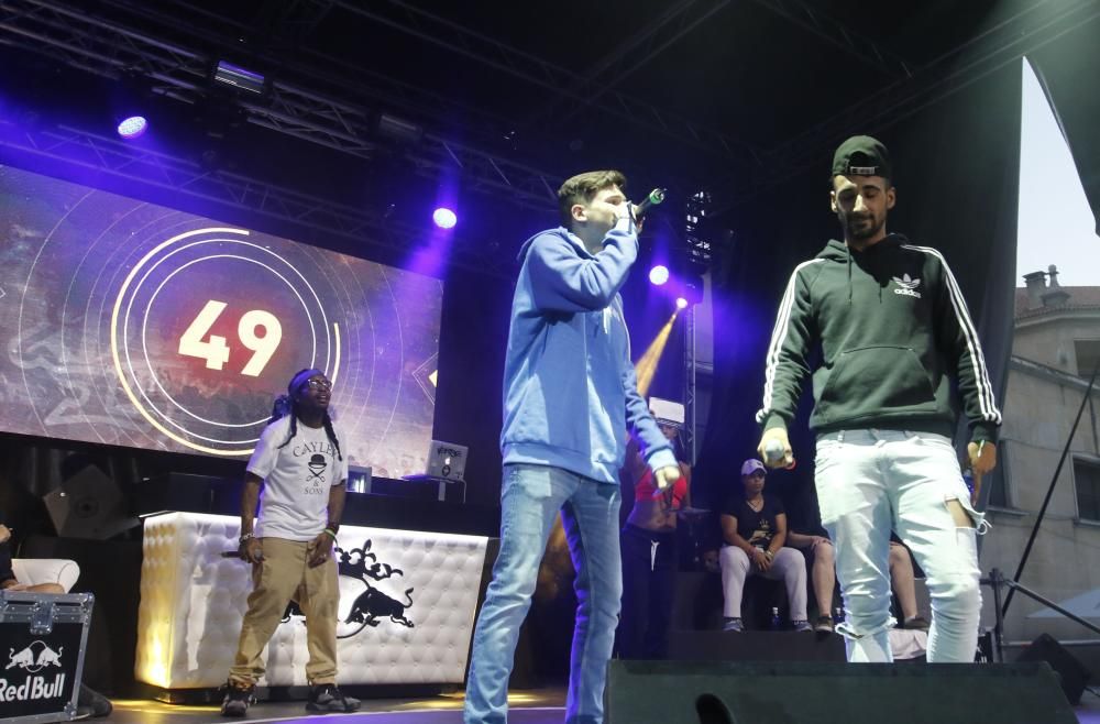 Cuatro raperos lucharon en una batalla de improvisación a ritmo de hip-hop bajo la mirada de Arkano y Skone.