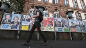 Una pared de Estrasburgo con carteles electorales de los 11 candidatos a la presidencia de Francia.