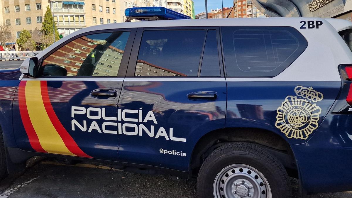La Policía Nacional empieza a patrullar por las calles viguesas con  pistolas Taser - Faro de Vigo