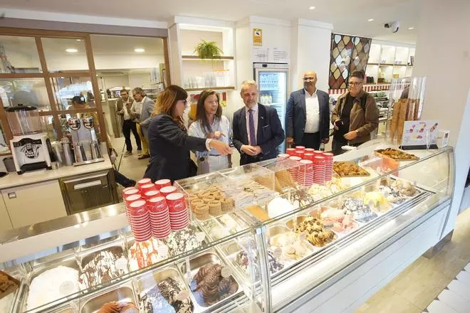 Les imatges de la inauguració de la gelateria Gelati Dino a Girona