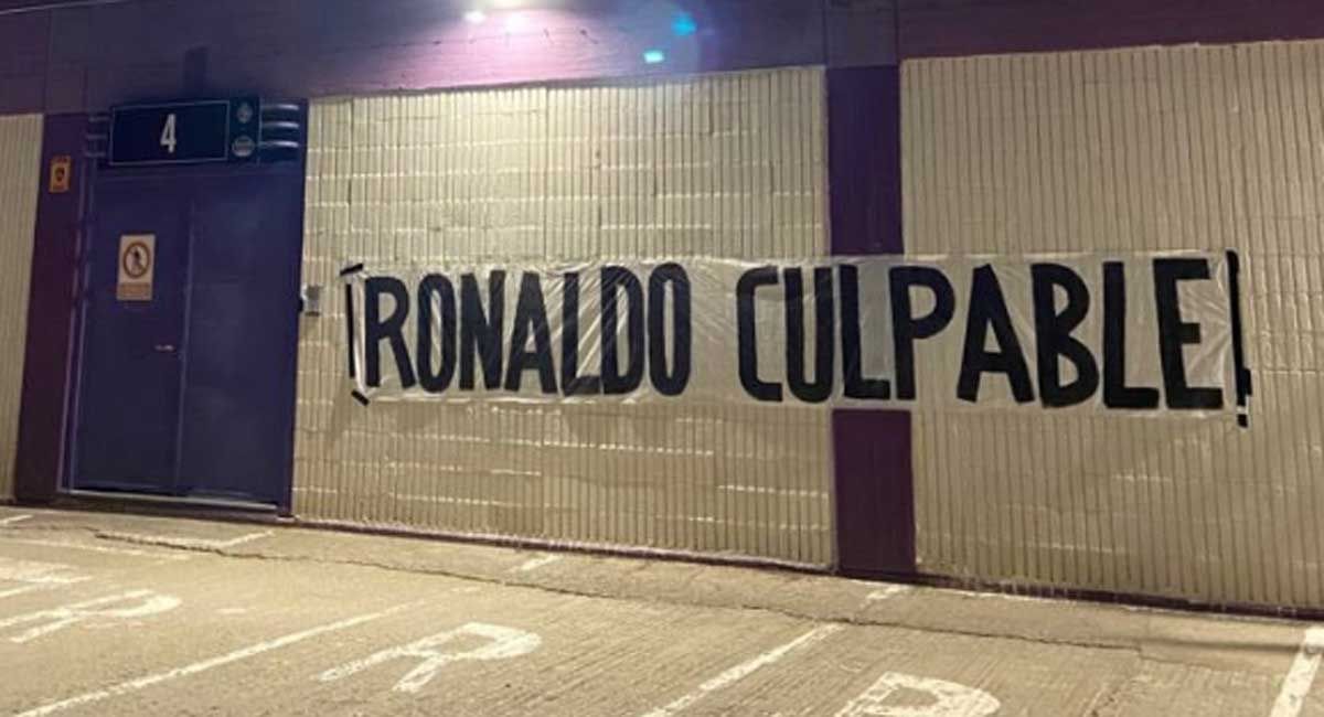 Imagen de una de las pancartas en el exterior del estadio.