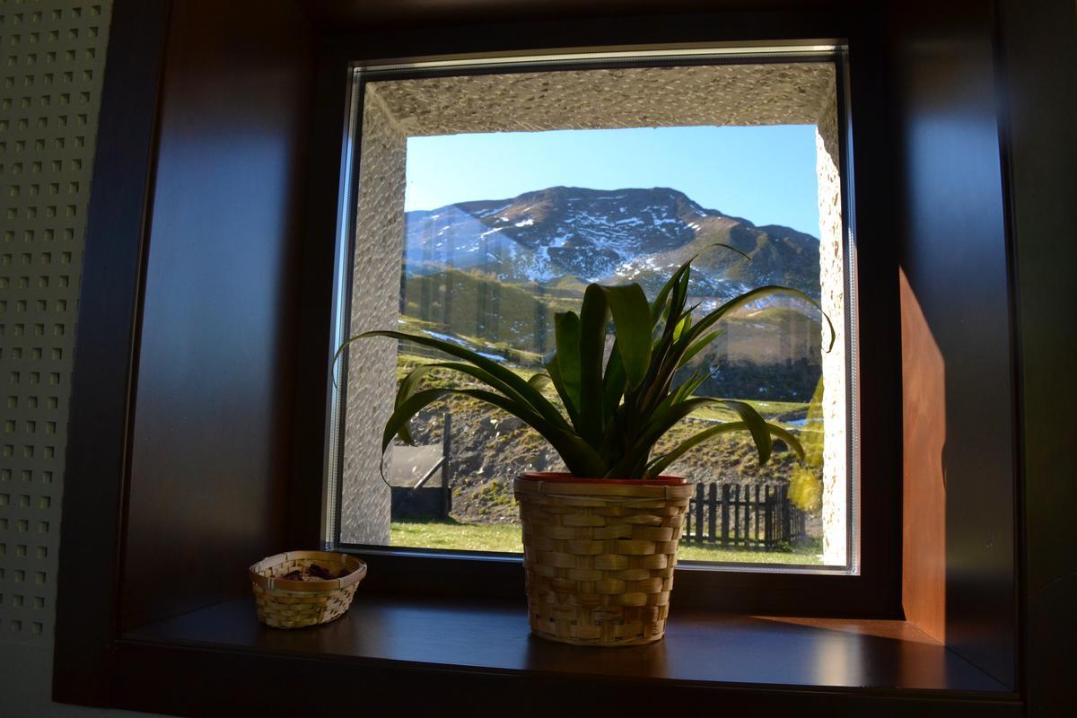 Un detalle junto a una de las mesas, donde en cuyo exterior manda el paisaje.