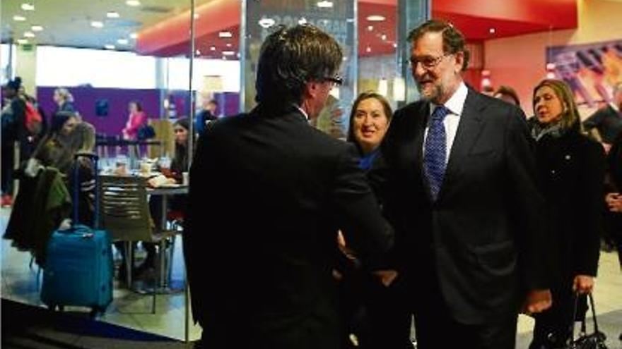 Mariano Rajoy i Carles Puigdemont se saluden amb fredor a l&#039;aeroport del Prat.