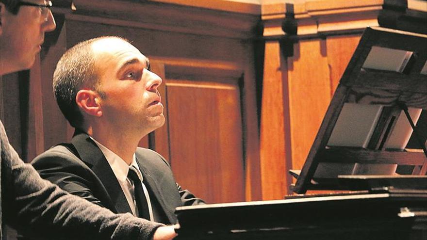 Juan de la Rubia: «El organista toca un instrumento y le da vida»