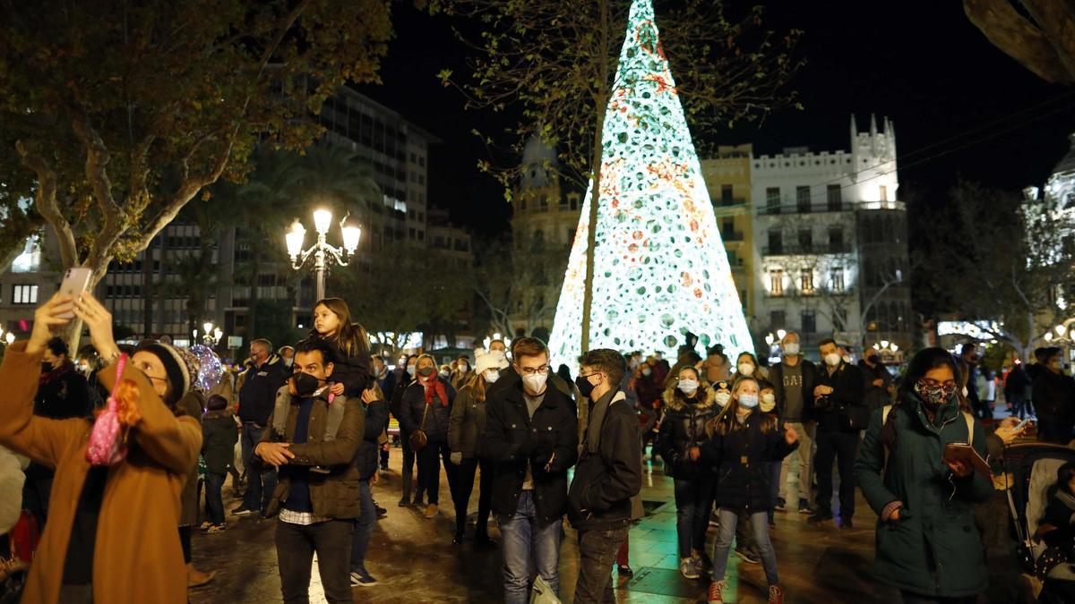 Aglomeraciones en la plaza del Ayuntamiento de València para ver a los Reyes Magos