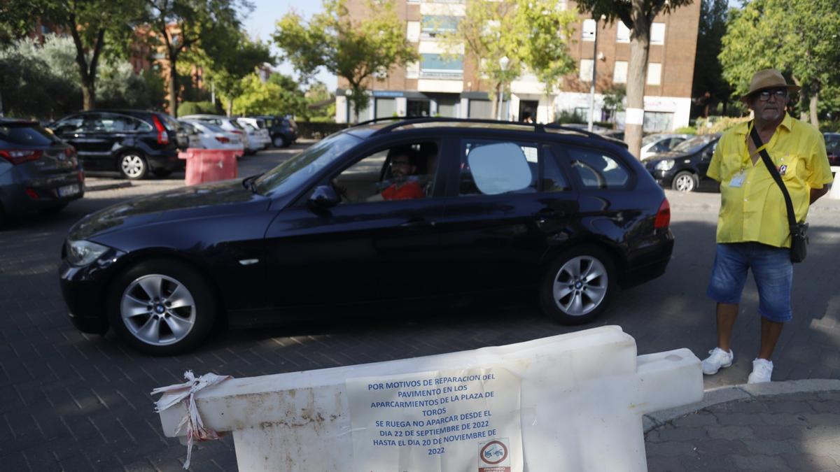 Cartel colocado este jueves en el aparcamiento avisando de que no se puede estacionar.