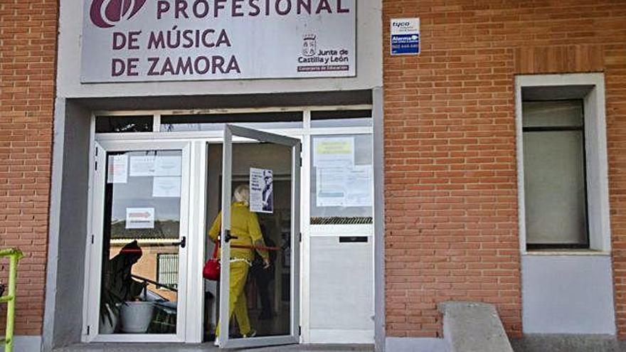 Una mujer accede a las dependencias del Conservatorio Profesional de Zamora.