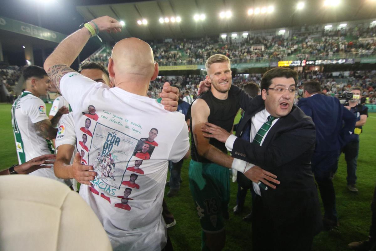 Kieszek, abrazado por Jesús León, entre el jolgorio por la salvación en la 17-18.