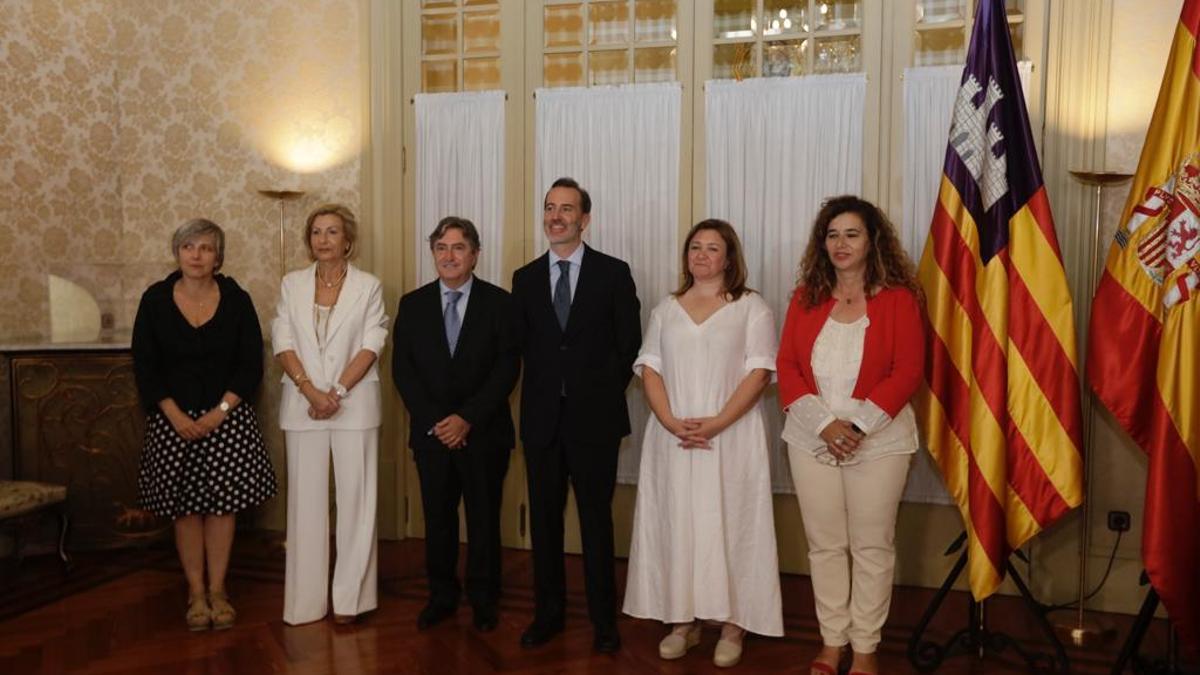 Gabriel Le Senne, en el centro, con el resto de la Mesa del Parlament.