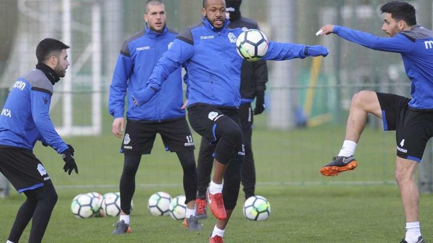 Sidnei, entre Carles Gil y Eneko Bóveda, durante el entrenamiento de ayer.