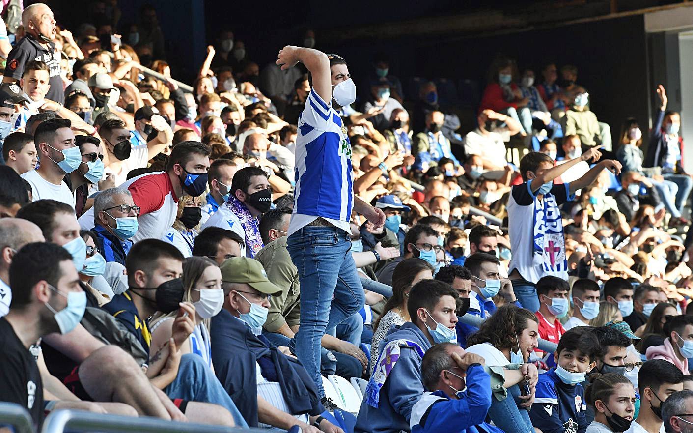 La grada de Riazor mostró su mejor aspecto desde el inicio de la pandemia. |  // CARLOS PARDELLAS