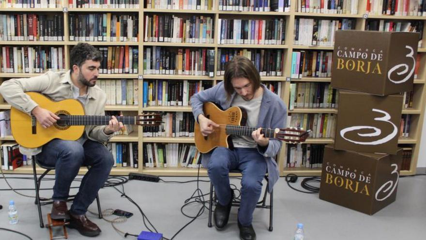 Lorenzo Silva junto al escritor borjano Luis Zueco. | SERVICIO ESPECIAL