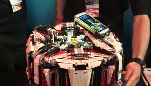 Un dispositiu tecnològic resolent el cub de Rubik.