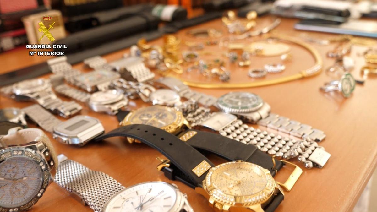 Material intervenido por la Guardia Civil que había sido sustraído a las víctimas