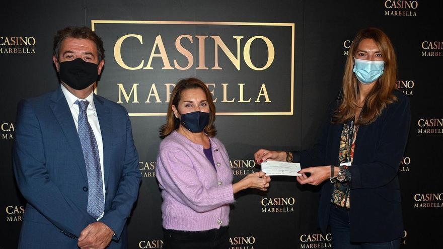 Casino Marbella entrega 6.500 euros de las fichas extraviadas en 2021 para fines sociales