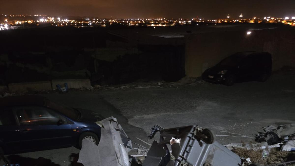 Tres contenedores acaban destrozados tras caer por una ladera en Montaña Las Huesas