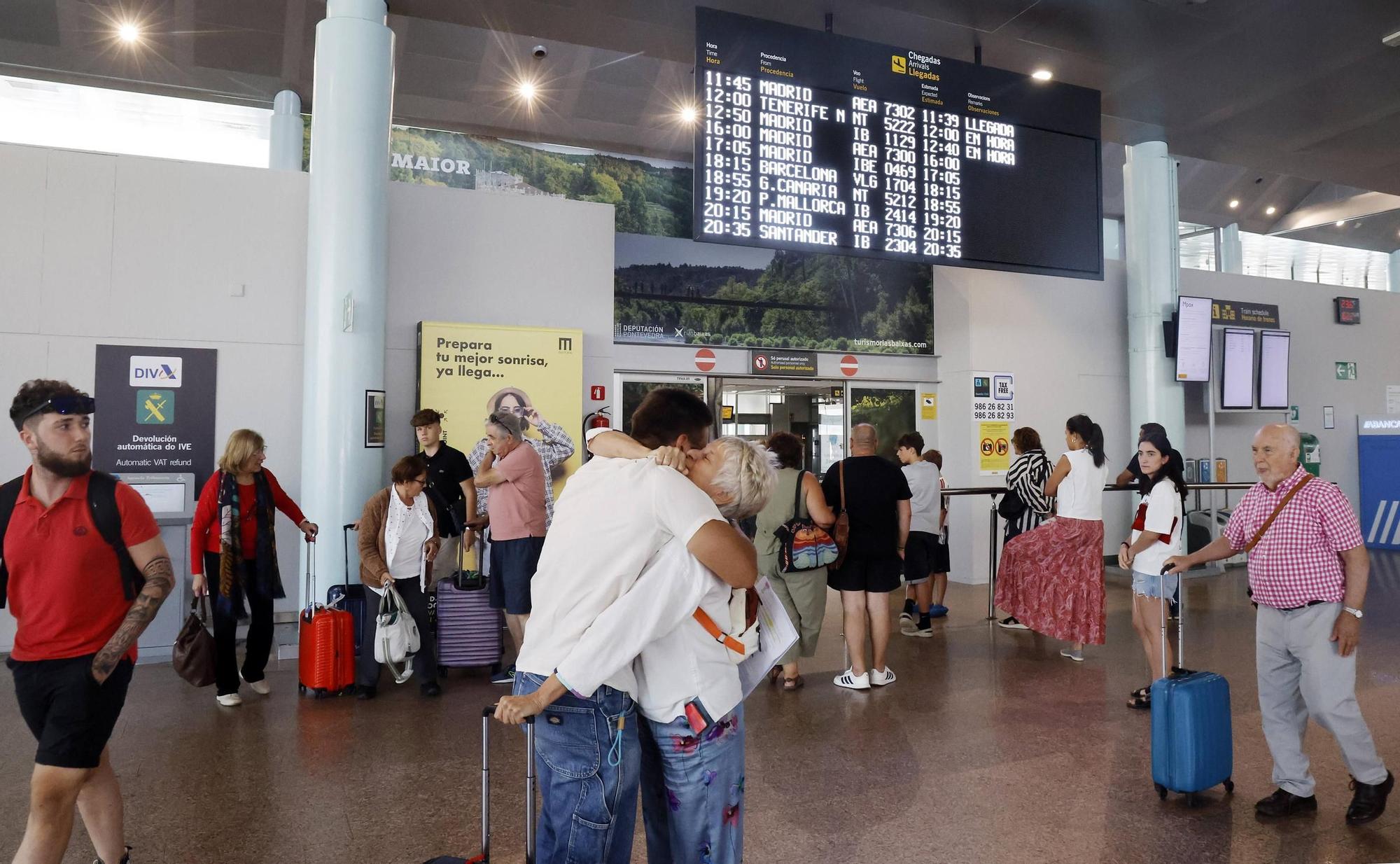 Pasajeros en el aeropuerto de Peinador en el día de mayor actividad, el 5 de agosto