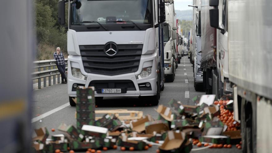 Vídeo: Els pagesos gironins buiden diversos camions plens de verdura a l’AP-7