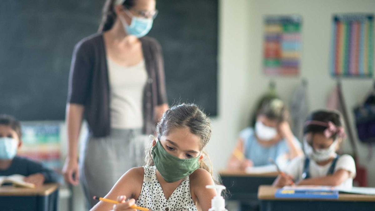 El tercer curso escolar de pandemia empieza sin relajar las medidas covid