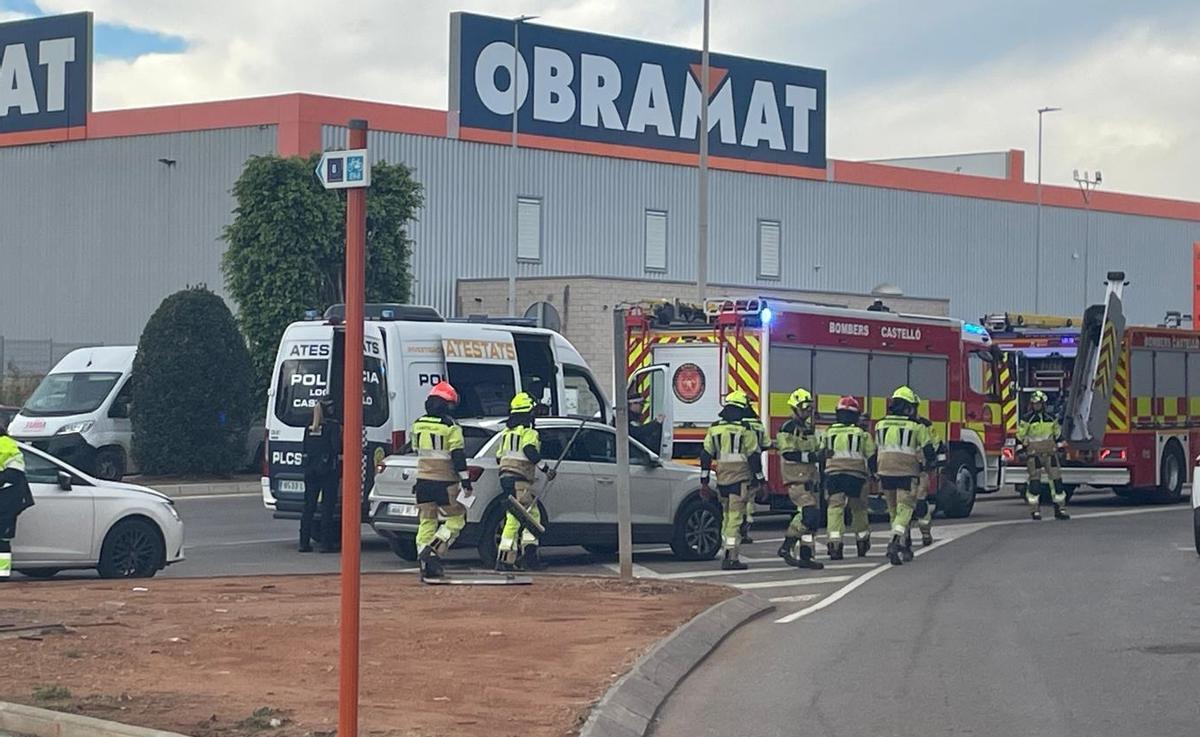 Bomberos y policía local en el lugar del accidente.