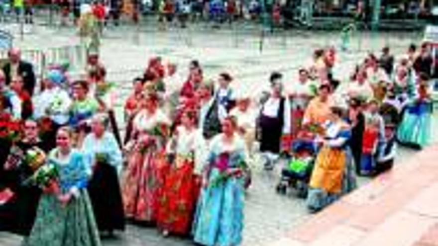 Los aragoneses tejen un manto floral para la Virgen del Pilar