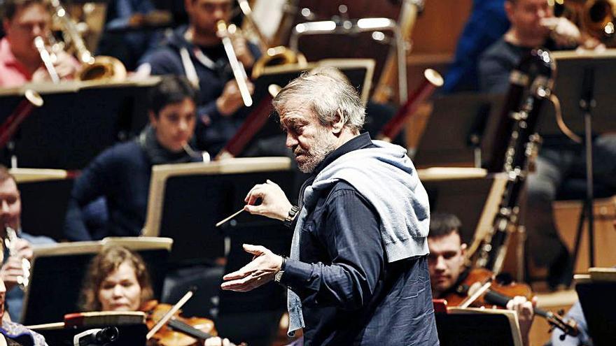 Valery Gergiev y la Orquesta del Teatro Mariinski de San Petersburgo.  |  EFE/JESÚS DIGES