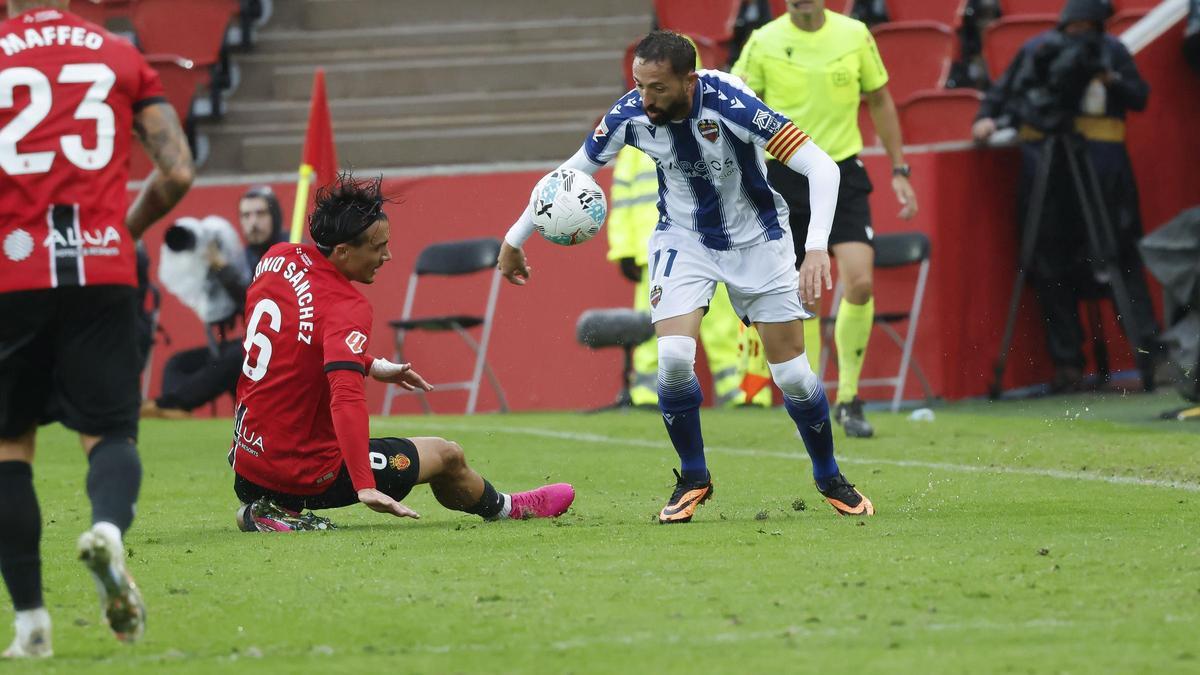 Morales y Antonio Sánchez, durante el partido.