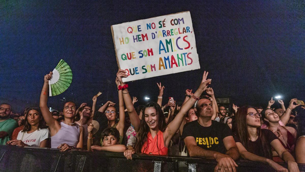 Texte auf Mallorquinisch: Hier eine Zeile aus &quot;Viure sense tu&quot; auf einem Plakat auf dem Antònia Font-Konzert in Inca.