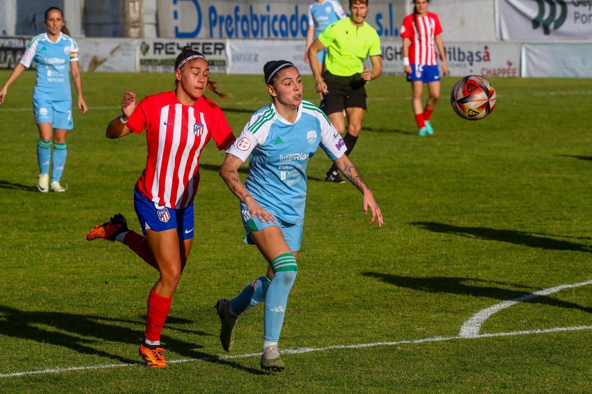 Bita persigue el balón dentro del área rival.