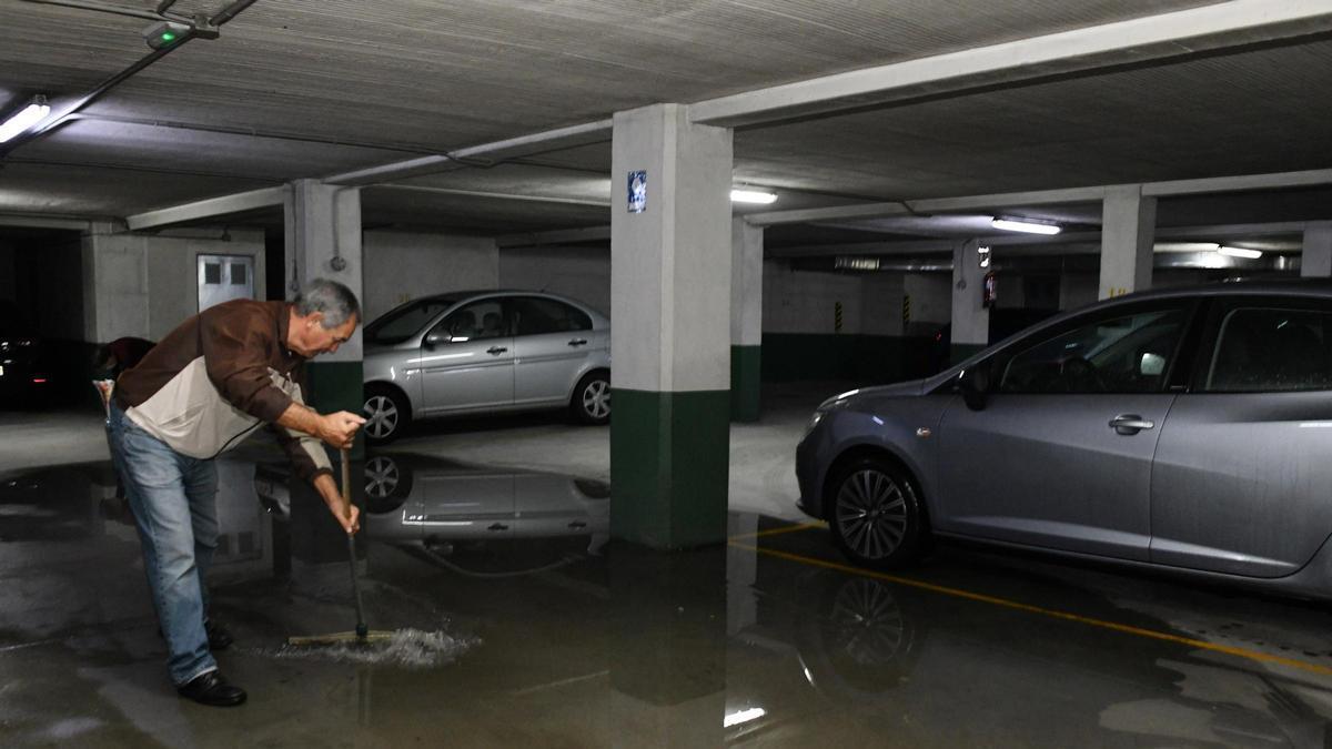 Achique de agua en uno de los garajes que suele inundarse con las crecidas del Valdecorvos