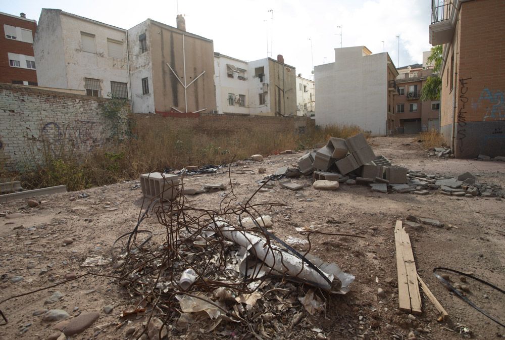 Queja de los vecinos de la Plaza Sant Cristofol de Sagunt, al tener que vivir junto a los restos de una obra parada hace años.