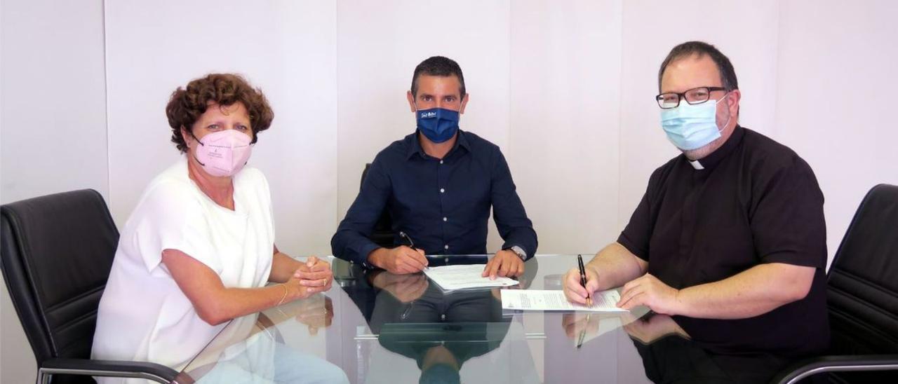 Maria Ramon, Marcos Serra y Francesc Torres Peters firman el convenio de Cáritas en 2021. | ASA