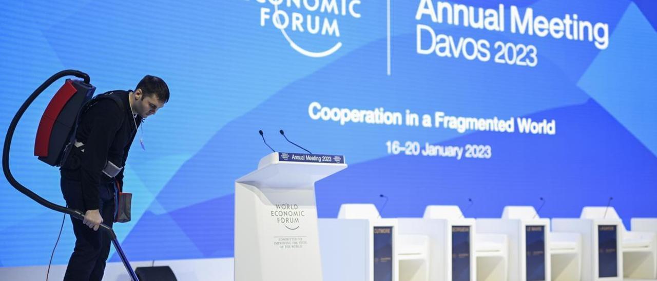 Un trabajador limpia el escenario principal del centro de convenciones de Davos.