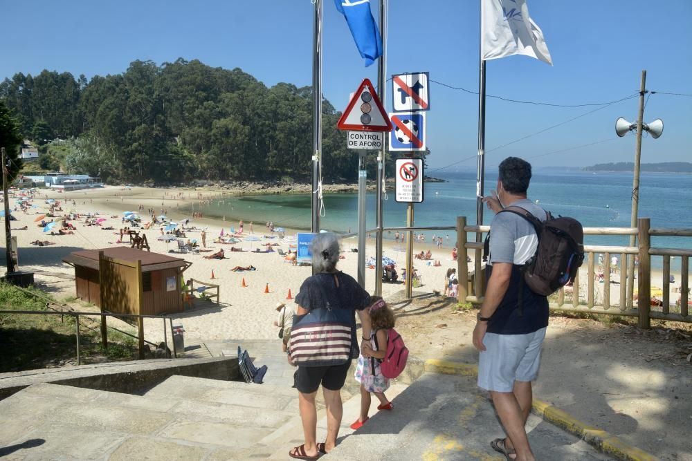 Semáforo en verde para entrar en la playa en Marín