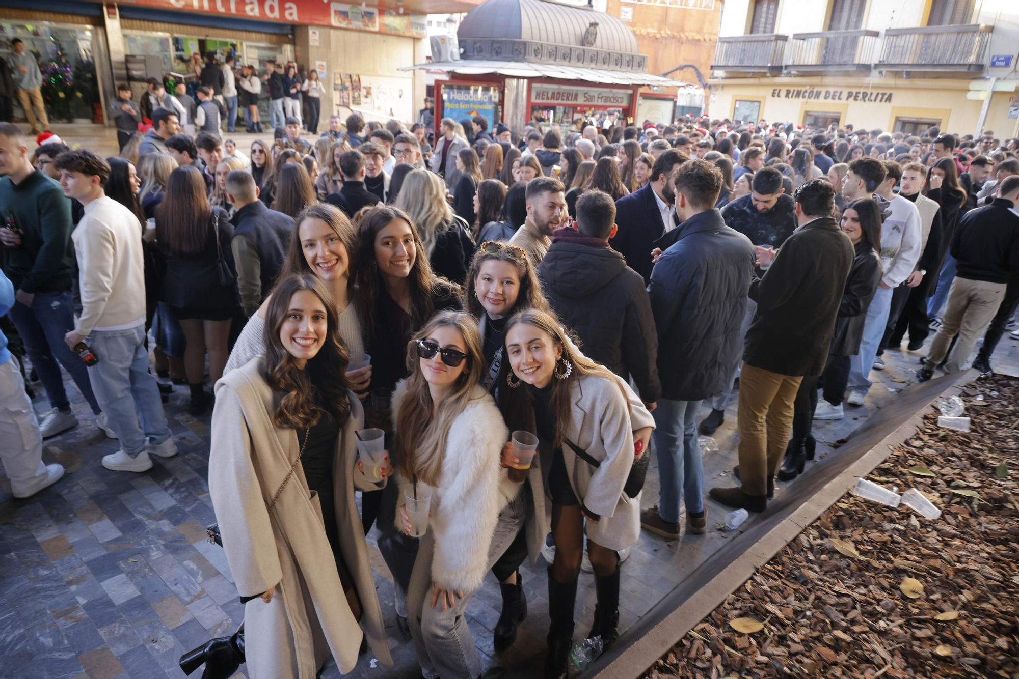 Las calles de Cartagena vibran con el 'tardeo' de Nochebuena