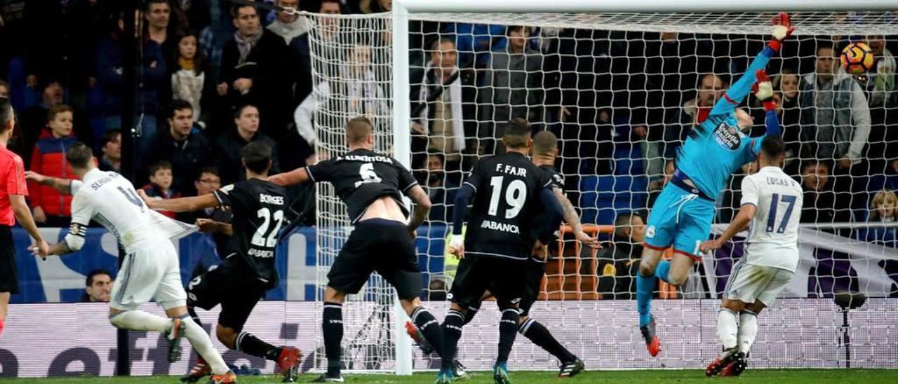 Ramos, por delante de cuatro defensores deportivistas, observa cómo el balón que acaba de rematar de cabeza supera a Tyton en la jugada del 3-2.